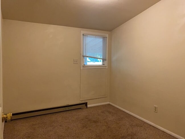 Building Photo - STUDENTS WELCOME! Sprawling Ranch Home w/ Large Fenced Yard