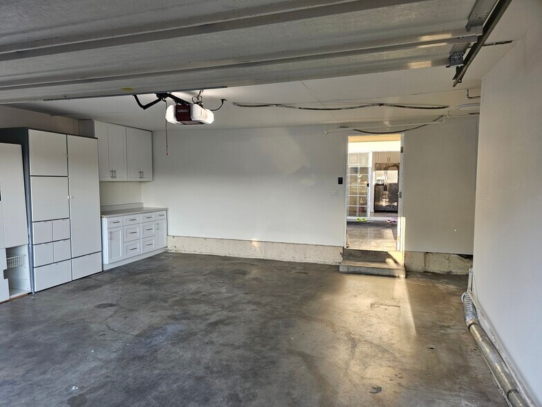 Building Photo - 6501 Vanalden Ave