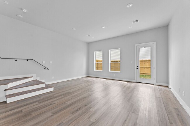 Building Photo - 2183 Mansfield St