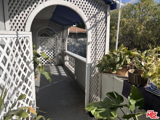 Building Photo - 1323 N Olive Dr