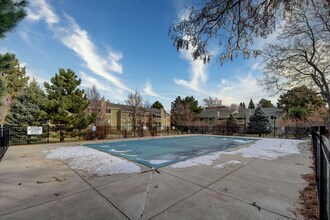 Building Photo - 2BR/2BA Charming Condo in Denver!