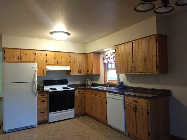 Kitchen - 713 Moreland Ave