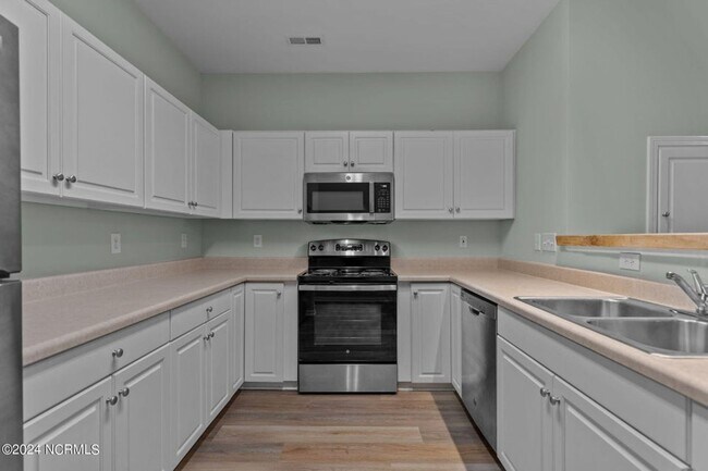 Building Photo - 2 Bedroom 2.5 Bathroom Townhouse in Wilmin...