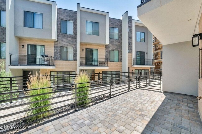 Building Photo - 557 California Ave