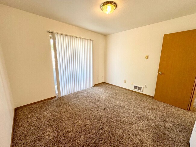 Building Photo - 2103 Yellowstone St