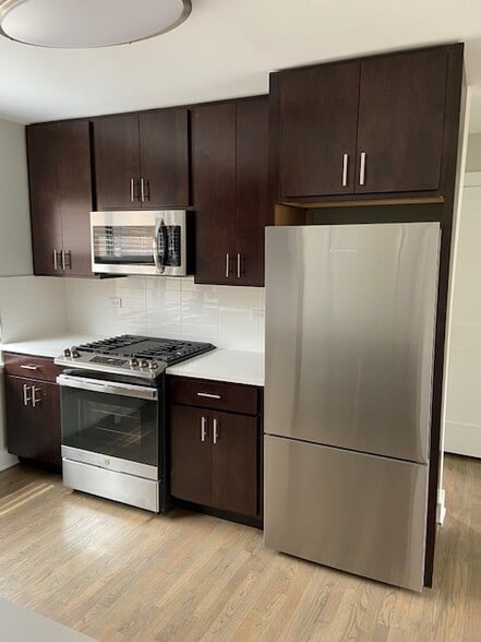 Building Photo - 551 N Sheridan Rd