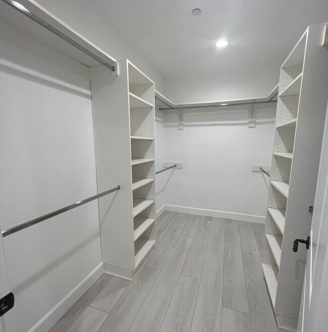 Building Photo - 11863 Darlington Ave