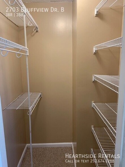 Building Photo - 2703 Bluff View Dr