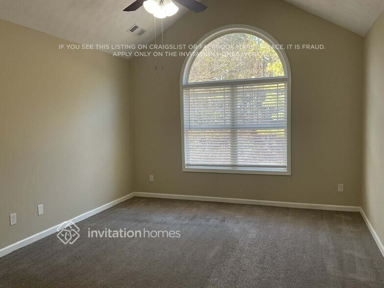 Building Photo - 6490 Drake Manor