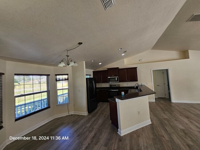 Building Photo - ** Beautifully maintained 3-bedroom, 2-bathroom single family home**