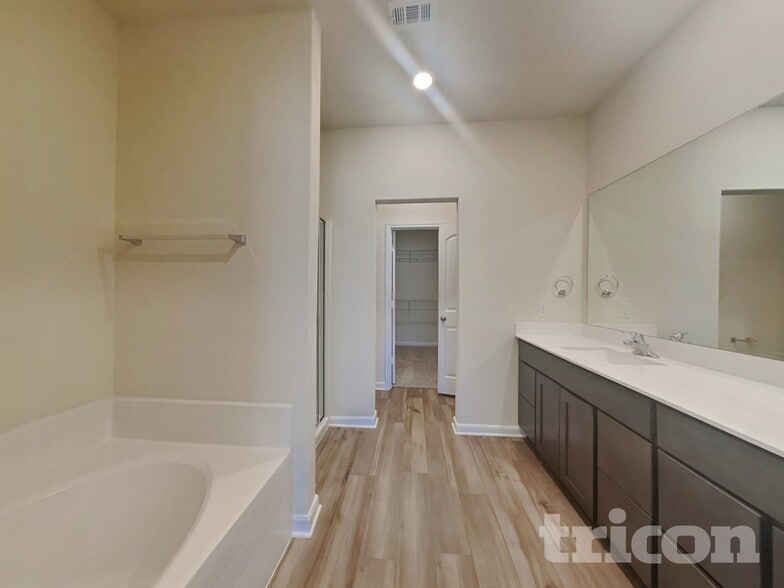 Building Photo - 1917 Belmont Dr