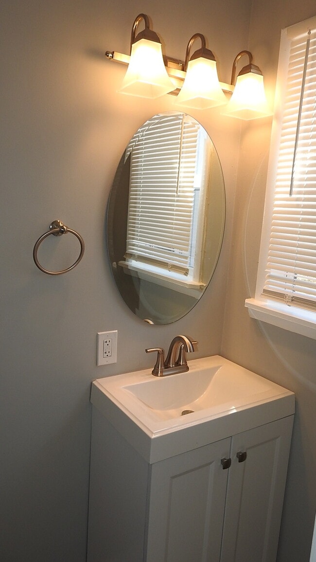 Building Photo - Cozy 3 bedrooms and 2 full baths home located on Holt Lane in Kansas City, KS