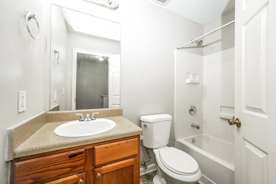 Building Photo - 2286 Strathmoor Manor Dr