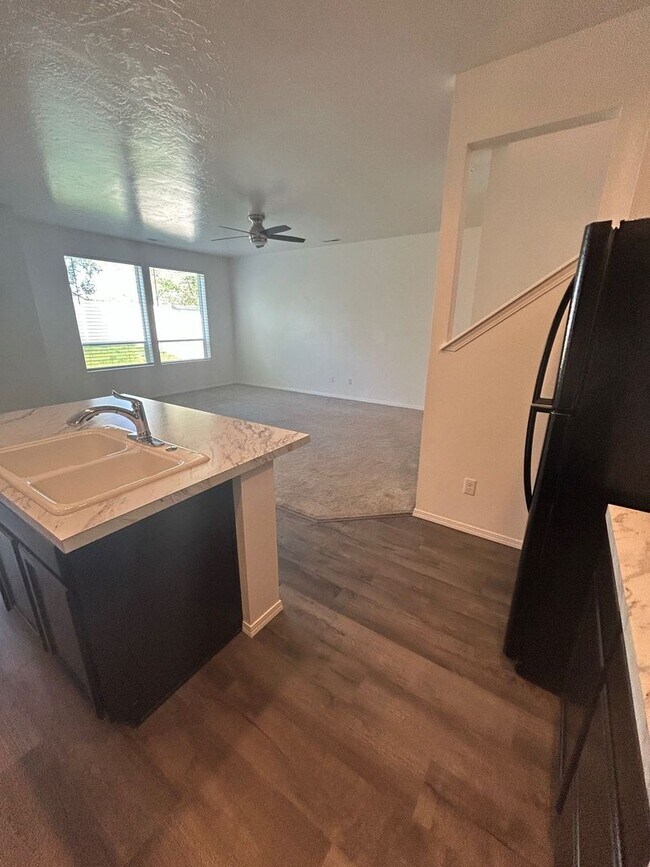 Building Photo - 3 Bedroom plus Loft For Rent! Victory Sout...