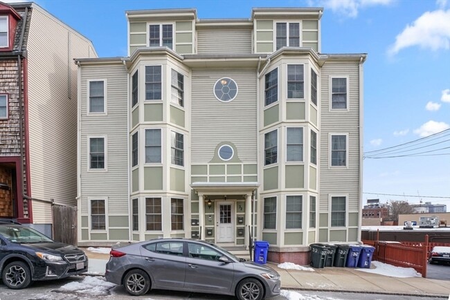 Primary Photo - 32 Parker St