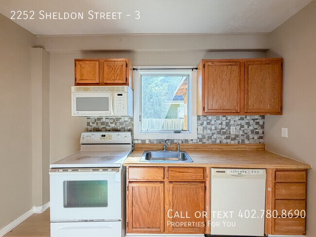 Building Photo - 2252 Sheldon St
