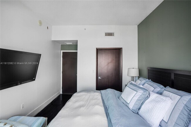 Building Photo - 1900 N Bayshore Dr