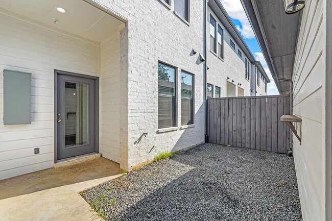 Building Photo - Modern Luxury Townhome in Lewisville