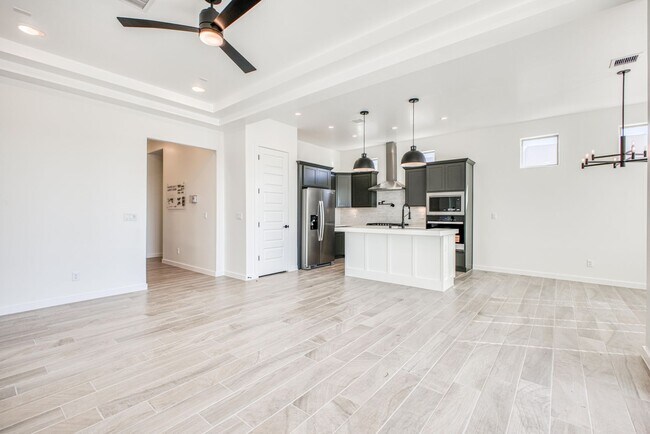 Building Photo - Beautiful East side House 4 bed-2.5 baths, part of The Overlook Casa Club that includes Swimming ...