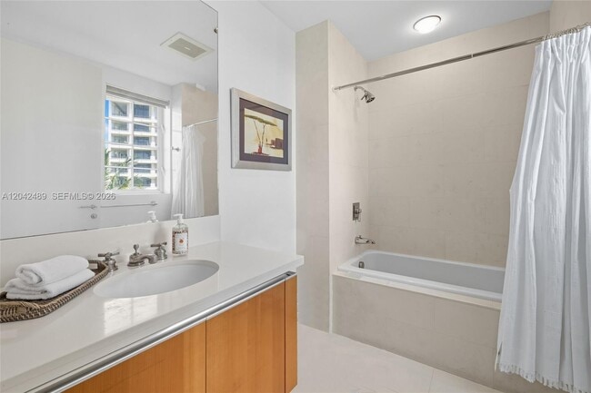 Building Photo - 7141 Fisher Island Dr