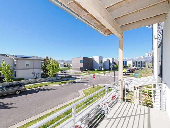Building Photo - 3 Bedroom, 2.5 Bathroom in South Jordan