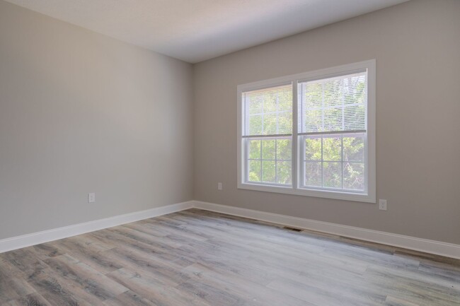 Building Photo - Oak Tree Townhome|3 bed, 2 bath| July 14th