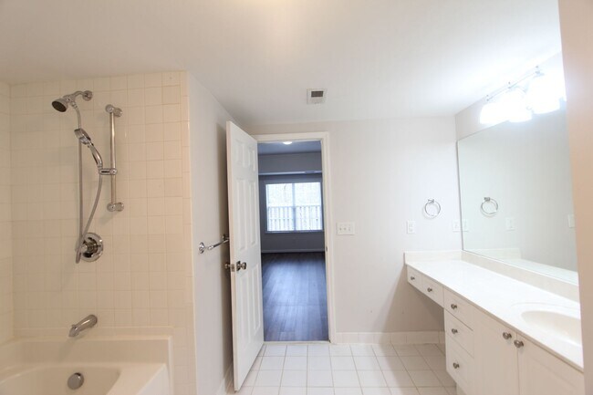 Building Photo - Wonderful and Large 3 Bedroom 2.5 Bath Townhome w/Garage