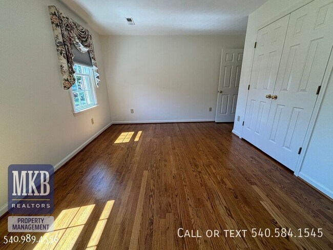 Building Photo - 5175 Lakeland Dr