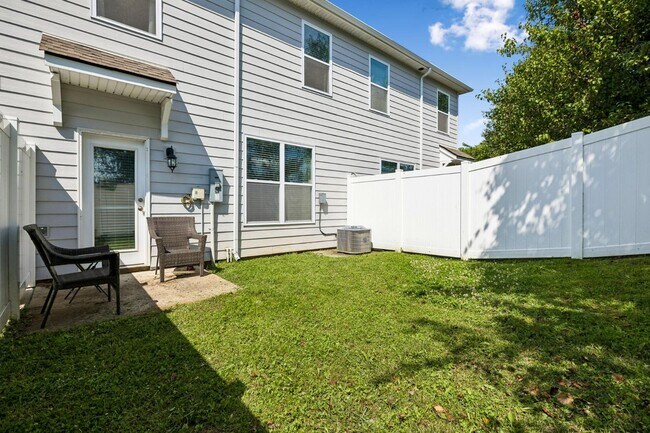 Building Photo - 1045 Enclave Ave