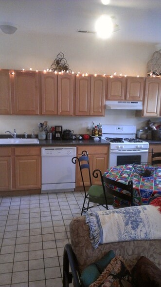 Building Photo - 4655 N Lincoln Ave