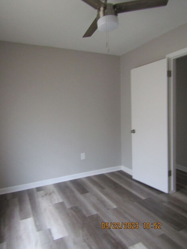 Building Photo - Very Nice Remodeled Duplex Home! No Pet Home!