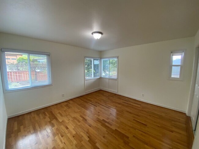 Building Photo - 340 Bishop Ave