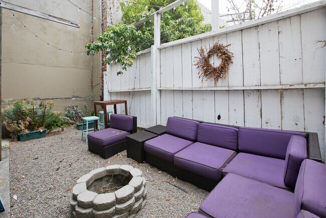 Building Photo - Two Bedroom Condo in SOMA with Yard, Parking, and W/D.