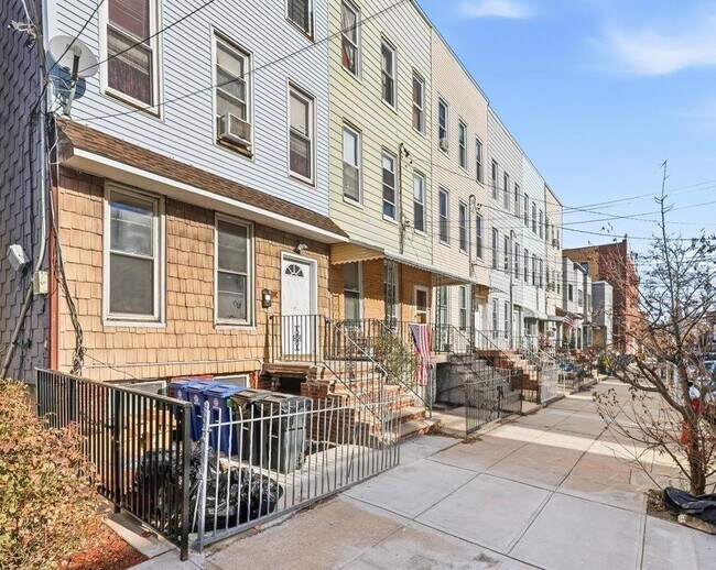 Building Photo - 202 Bowers St