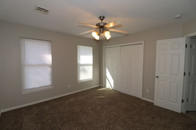 Building Photo - Remodeled Duplex Rent ready!