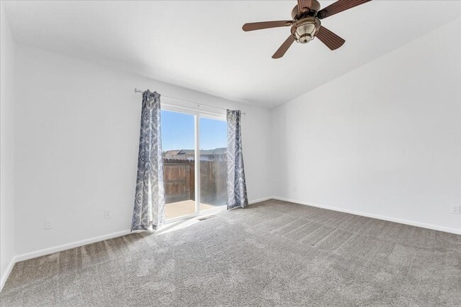 Building Photo - Cute corner lot 3 bed/ 2 bath