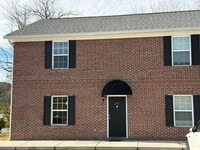 Building Photo - 3 Bedroom 2 Bathroom in a Tri-plex