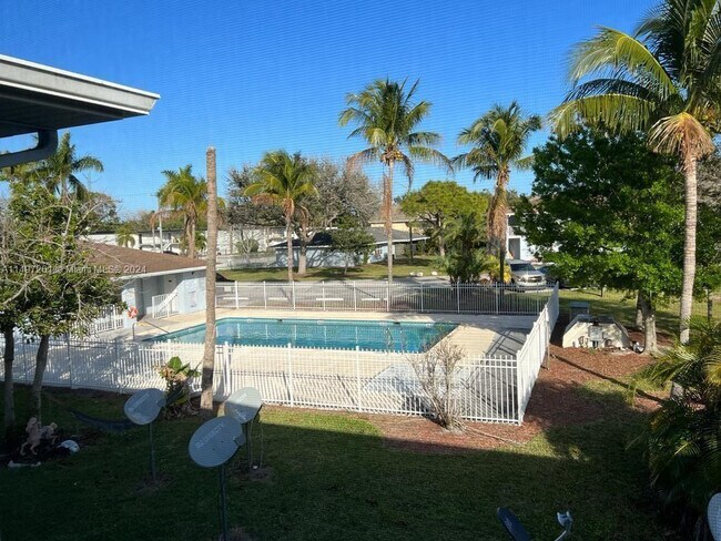 Building Photo - 617 Ixoria Ave