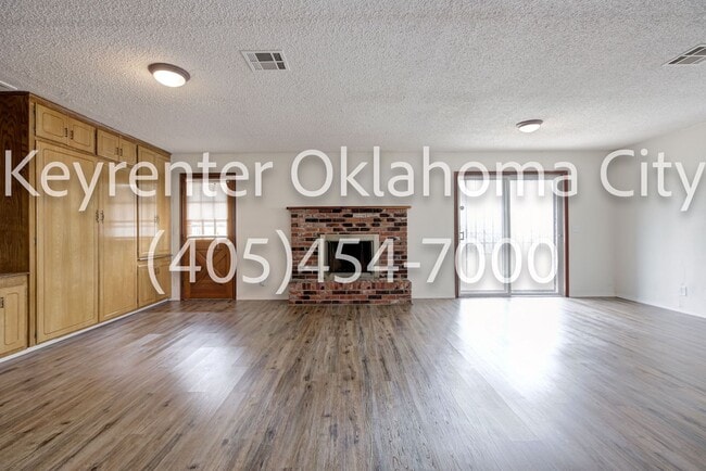 Building Photo - Massive 3BD/2BTH Home Minutes from the Highway.