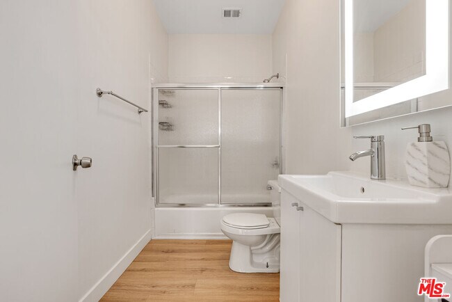 Building Photo - 6212 Santa Monica Blvd