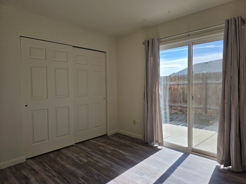 Building Photo - 391 Sunnyside Cir