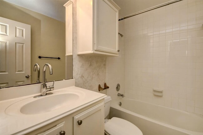 Building Photo - 635 Avery Dr