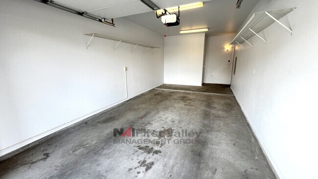 Building Photo - 1 Bedroom, 1 Bath with a Single Car Garage