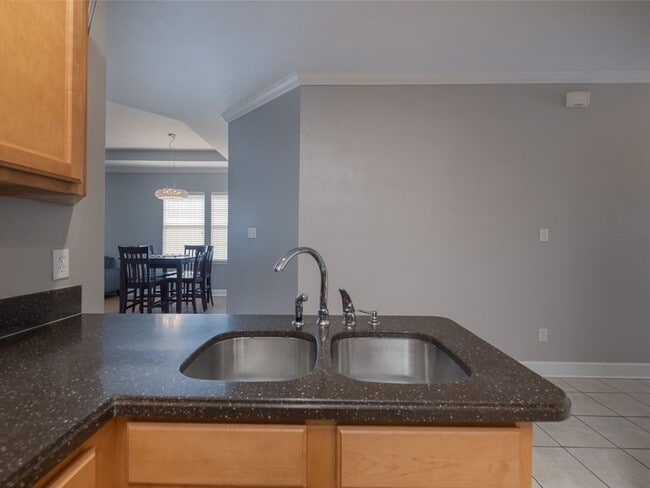 Building Photo - Beautiful 3 bedroom town home for rent Aug...