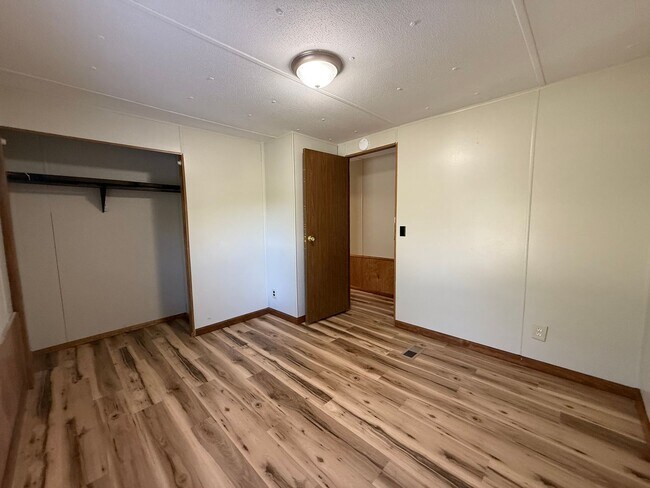 Building Photo - 2 Bedroom 1 Bath Mobile Home in Greeneville, TN