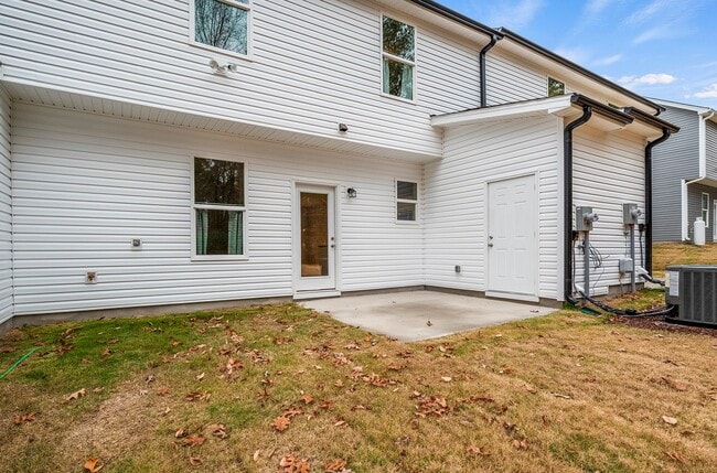 Building Photo - 4 Bedroom Townhouse for Rent in Clayton NC | Garage | Pet Friendly | Wooded View! | MOVE IN SPECI...