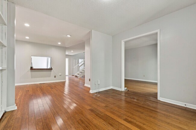 Building Photo - 4100 Five Oaks Dr