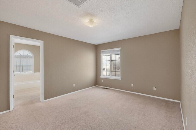 Building Photo - West Side 2/story 3 Bedroom 2.5 Bath 1605/sf 2/CG