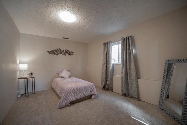 Building Photo - Single Family Home | 3 Bed 3 Bath /w walko...