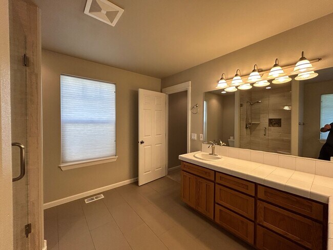 Building Photo - Well Maintained 3 Bedroom / 2 Bathroom Hom...